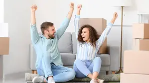 Pareja celebrando la compra de su apartamento gracias a un crédito de vivienda
