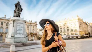 Persona disfrutando su ciudad después de reducir los intereses de su crédito de vivienda