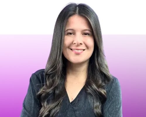 Asesora de Propiedades para Todos sonriendo, lista para ayudarte a comprar apartamento en Medellín